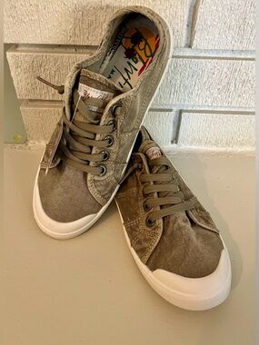💚🤍Blowfish MALIBU Sage Green Slip-On Washed Canvas Sneakers (NWT), 
Size 8